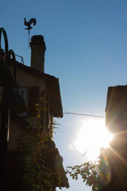 çatıda güneş ışınları tarihsel çerçeve ile Güney Almanya'da bina fırıldak
