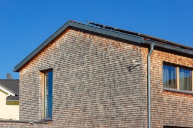 modern özel ev ahşap cephe Güney Almanya'da Bavyera sonbahar renkli sahne güneşli gün