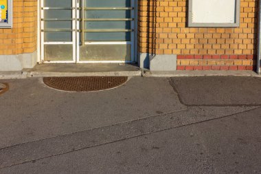 tuğla duvar ve demir kapı Bavyera Güney Almanya ile eski trainstation giriş