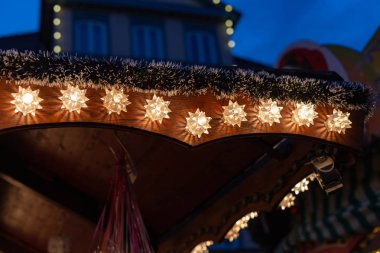 Noel ışıkları advent Aralık mavi saat gökyüzü güney Almanya'da pazar yerinde
