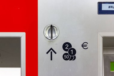 Trainstation ticketmachine Ayrıntılar Güney Almanya'da Kasım öğleden sonra