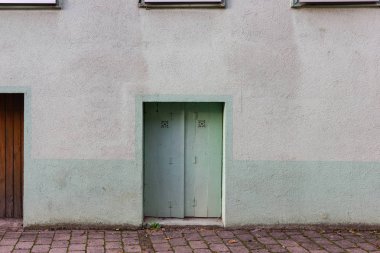Güney Almanya şehirde sonbahar öğleden sonra ışık, kapı ve pencereleri ayrıntılarla tarihi şehir cepheler