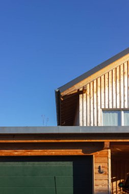 modern özel ev ahşap cephe Güney Almanya'da Bavyera sonbahar renkli sahne güneşli gün