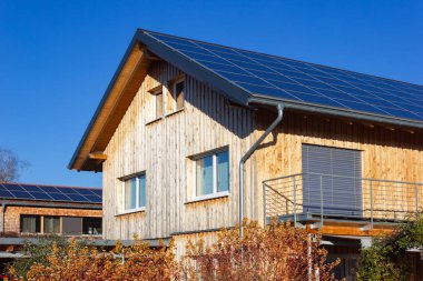 Güneş Panelleri Almanya ile binaların çatı Bavyera renkli sonbahar sunhine öğleden sonra