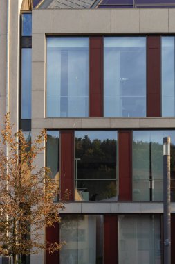 cam pencere cephesi ile sonbahar öğleden sonra Güney Almanya'da ofis