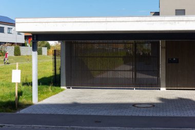 modern tarzda garaj ve yanları açık garaj sonbahar güneş günü güney Almanya Bavyera