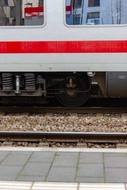 beyaz yüksek hızlı Tren İstasyonu'nda Kasım öğleden sonra Güney Almanya şehirde