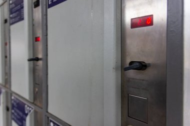 trainstation Güney Almanya'da Kasım öğleden sonra soyunma ticketmachine detayları
