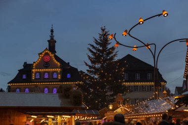 Noel ışıkları advent Aralık mavi saat gökyüzü güney Almanya'da pazar yerinde