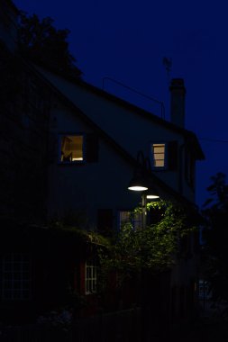 tarihi binalar windows ve lamba mavi saat gökyüzü geç akşam sonbahar ışık