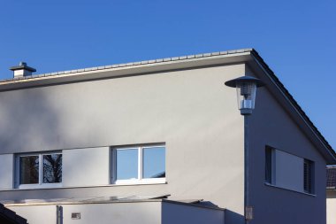 özel ev balkon ve çatı Güney Almanya'da inşa sonbahar güneş günü