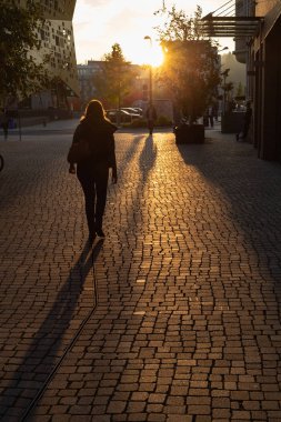 Alışveriş Merkezi insanlar günbatımı güney Almanya'da