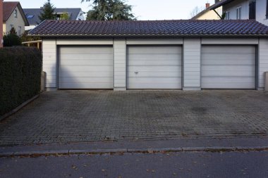 Almanya Bavyera kırsalında eski garaj