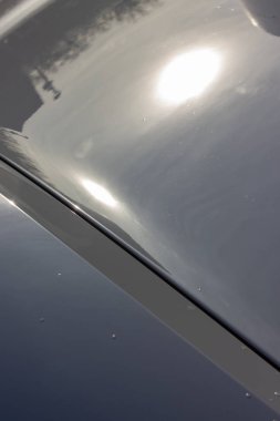 Alman spor otomobil vücut ayrıntılarını beyaz krem renk ve düzgün eğriler yağmur damlaları ile çalışmak