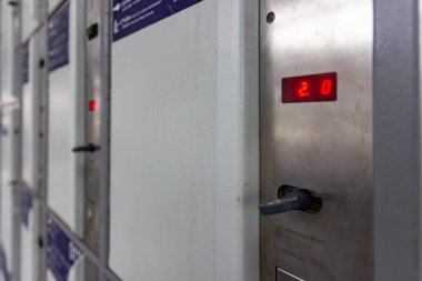 trainstation Güney Almanya'da Kasım öğleden sonra soyunma ticketmachine detayları