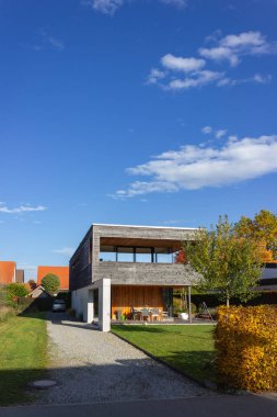 modern tarzda garaj ve yanları açık garaj sonbahar güneş günü güney Almanya Bavyera