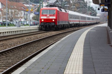 Kırmızı tren istasyonunda Kasım öğleden sonra Güney Almanya City