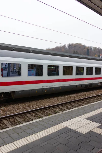 Λευκό Υψηλής Ταχύτητας Τρένο Στο Σταθμό Στην Νότια Γερμανία Πόλη — Φωτογραφία Αρχείου