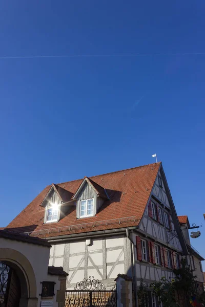 晴れた日の午後に南ドイツの田舎町で歴史的フレームワーク建物の屋上 — ストック写真