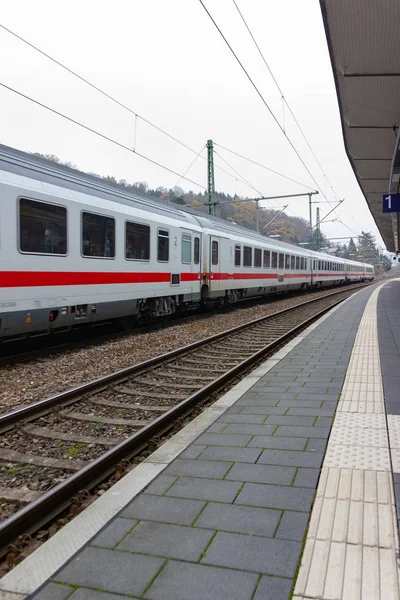 Λευκό Υψηλής Ταχύτητας Τρένο Στο Σταθμό Στην Νότια Γερμανία Πόλη — Φωτογραφία Αρχείου