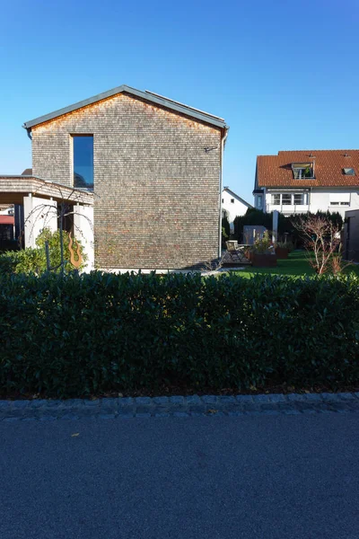 Moderne Private Holzfassade Süddeutschland Bayern Sonniger Tag Bei Herbstlich Farbenfroher — Stockfoto