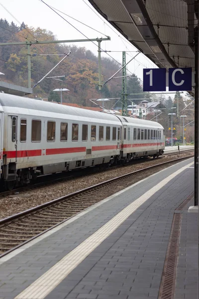 Weißer Hochgeschwindigkeitszug Bahnhof Der Süddeutschen Stadt Novembernachmittag — Stockfoto