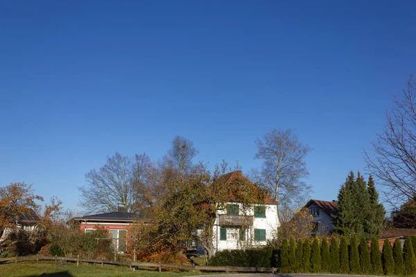 Soukromé Domácí Budov Německu Podzimní Slunečný Den Modrá Obloha — Stock fotografie