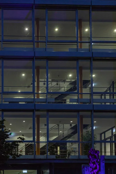 Edifício Escritórios Com Fachada Janela Vidro Final Noite Luzes Led — Fotografia de Stock