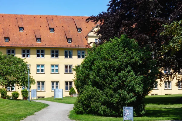 Historische Gebäudefassade Bei Sommerblauem Himmel Und Grünem Gras Und Bäumen — Stockfoto