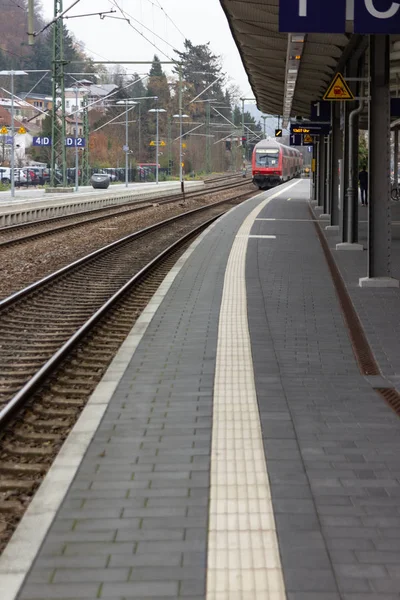 Tren Rojo Estación Sur Alemania Ciudad Noviembre Por Tarde —  Fotos de Stock