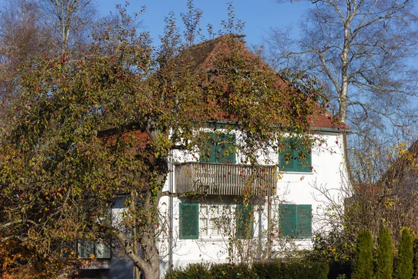 私人住宅大厦在德国在秋天阳光天蓝天之下 — 图库照片