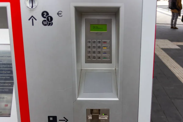 Trainstation Ticketmachine 사항에서 독일에서 사물함 — 스톡 사진