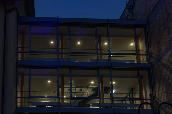 Edifício Escritórios Com Fachada Janela Vidro Final Noite Luzes Led — Fotografia de Stock