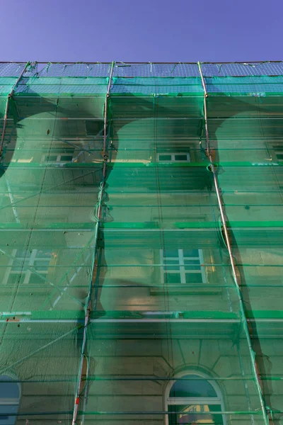 Scaffolding Green Cover Blue Sky Afternoon Historical City Schwaebisch Gmuend — Stock Photo, Image