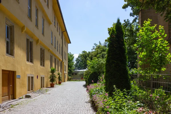 Historisk Byggnad Fasad Sommarhimlen Blå Och Grönt Gräs Och Träd — Stockfoto