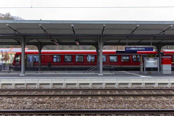 德国南部城市站的红色火车在11月下午 — 图库照片