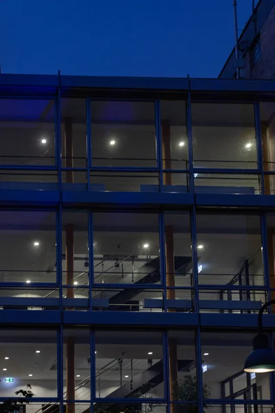 Edificio Oficinas Con Fachada Ventana Vidrio Última Hora Noche Luces — Foto de Stock