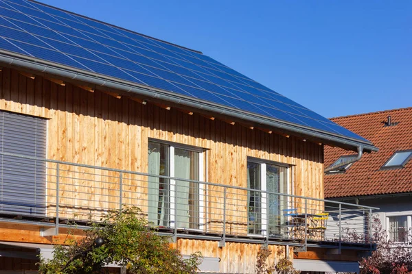 Telhado Edifícios Com Painéis Solares Alemanha Baviera Colorido Outono Tarde — Fotografia de Stock