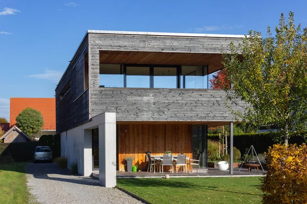 Moderne Garage Und Carport Herbstsonnenscheintag Süddeutschland — Stockfoto