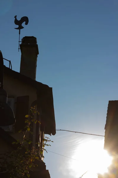 Флюгером Даху Сонячними Променями Історичних Рамках Будівлі Південній Німеччині — стокове фото