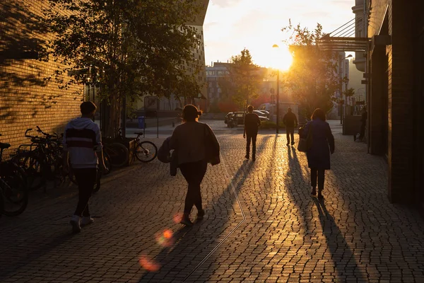 Pusat Perbelanjaan Orang Berjalan Saat Matahari Terbenam Selatan Germany — Stok Foto