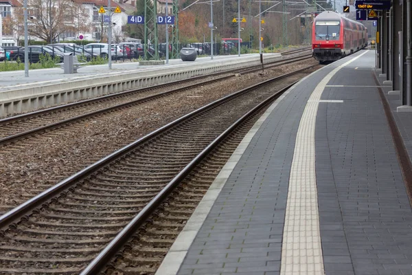 Kırmızı Tren Istasyonunda Kasım Öğleden Sonra Güney Almanya City — Stok fotoğraf
