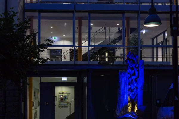 Edificio Oficinas Con Fachada Ventana Vidrio Última Hora Noche Luces — Foto de Stock