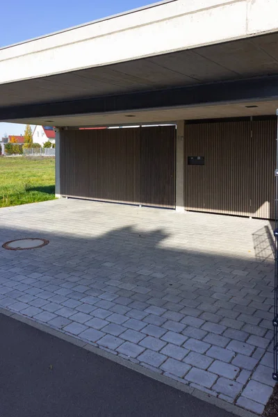 Moderne Garage Und Carport Herbstsonnenscheintag Süddeutschland — Stockfoto