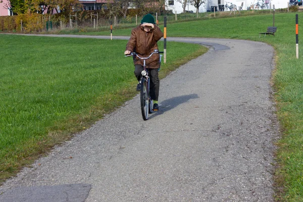 Seniorin Radelte Herbstabend Auf Radweg Allgäu — Stockfoto