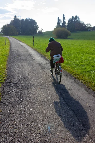 Старшая Леди Велосипеде Велосипедной Дорожке Сельской Местности Баварии Allgu Осенним — стоковое фото