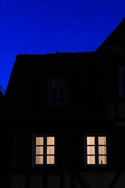 Edificios Históricos Ventanas Luz Lámpara Otoño Tarde Por Noche Cielo — Foto de Stock