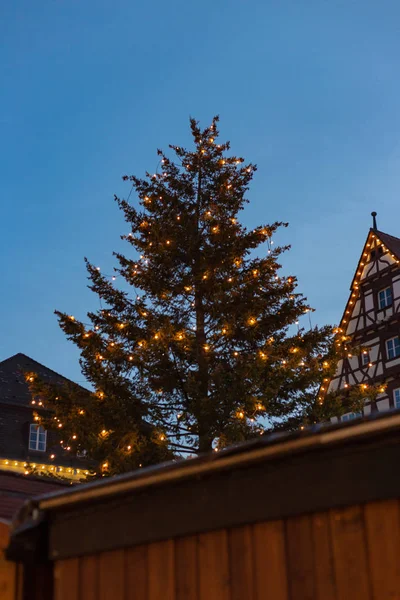 Árbol Navidad Luces Mercado Advenimiento Diciembre Azul Hora Cielo Sur —  Fotos de Stock