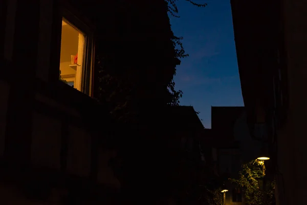 Historiska Byggnader Windows Och Lampa Ljus Hösten Sent Kvällen Blå — Stockfoto