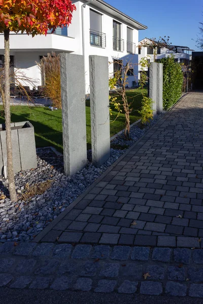 Moderner Eingangsbereich Carport Und Garage Beim Herbstlichen Bunten Nachmittag Bayern — Stockfoto